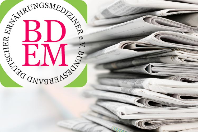 Zeitungsstapel mit BDEM-Logo